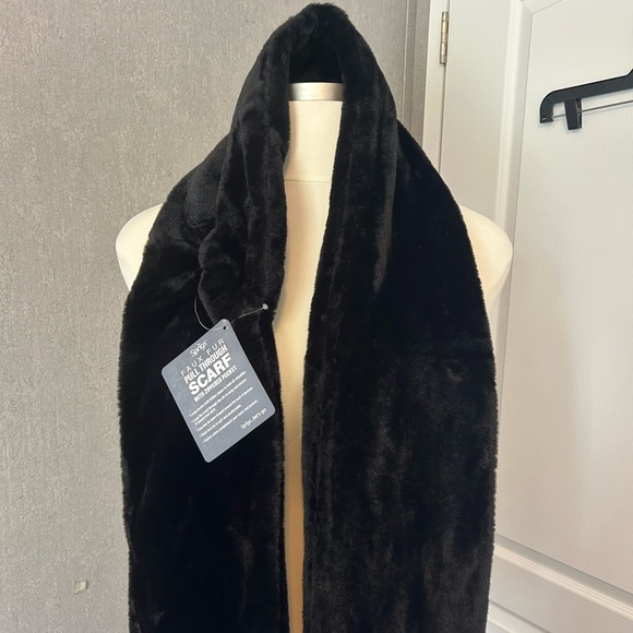 Elegant Black Scarf NWT - Picture 6 of 11